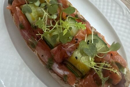 Брускетта с копчёной форелью и крем-чизом