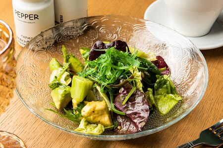 Зеленый салат с чукой, гуакомоле и печеным перцем