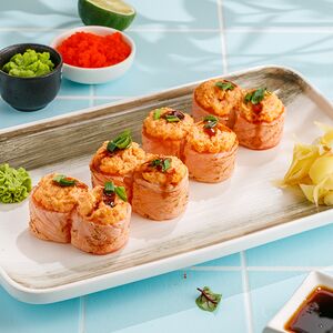 Опаленный ролл в лососе с креветкой