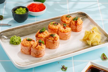 Опаленный ролл в лососе с креветкой