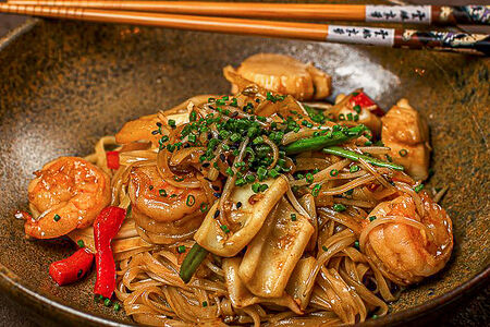 Рисовая лапша с креветками, кальмарами и гребешками