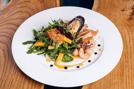 Салат с морепродуктами в паназиатском соусе