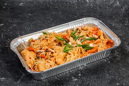 Лапша с курицей и овощами