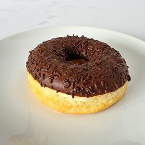Донат с шоколадным кремом