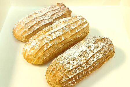 Пирожное Эклер с заварным кремом