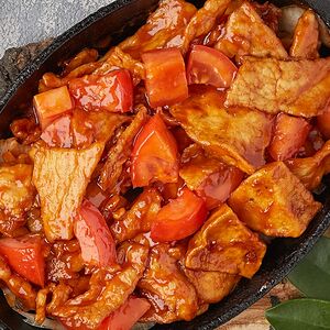 Խոզի միս լոլիկով և սմբուկով կծու սոուսում