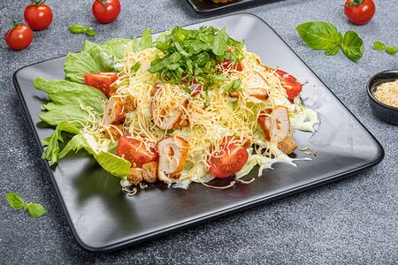 Салат Цезарь с курицей