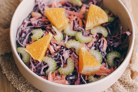 Коул слоу с арахисом и апельсином