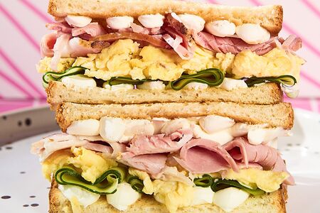 Сэндвич с ветчиной и омлетом