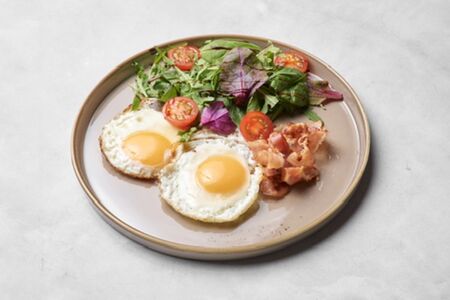 Глазунья с беконом