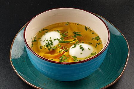 Бульон куриный с яйцом и зеленью