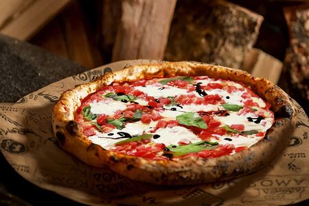 Пицца с нежной страчателлой и томатами