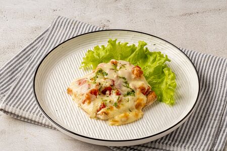 Кета с томатами и моцареллой