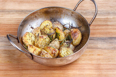 Запечённый молодой картофель с розмарином