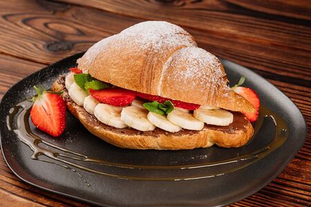 Круассан с бананом и Нутеллой