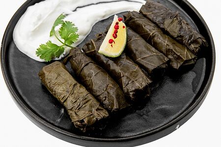 Долма со сметано-чесночным соусом