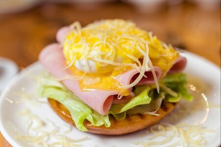 Бенедикт с ветчиной и сыром