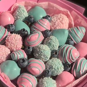 Букет из клубники в шоколаде Бабл гам