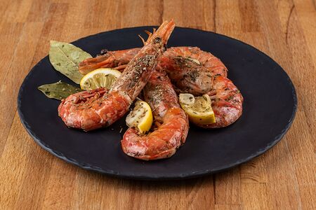 Жареные лангустины на лимонах