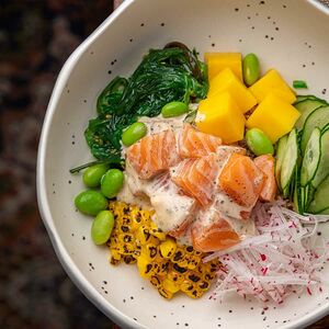 Поке с острым лососем