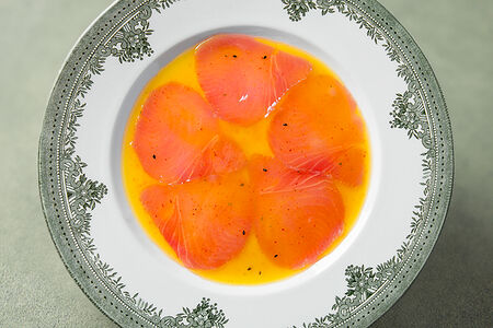 Карпаччо из тунца с пряной трюфельной заправкой