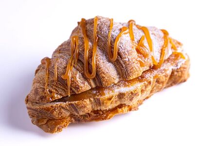 Круассан с крем-чизом и соленой карамелью