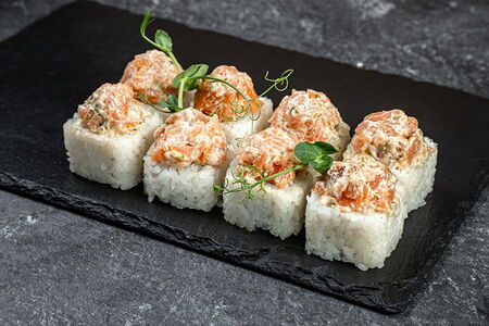 Ролл с тартаром из лосося и вялеными томатами