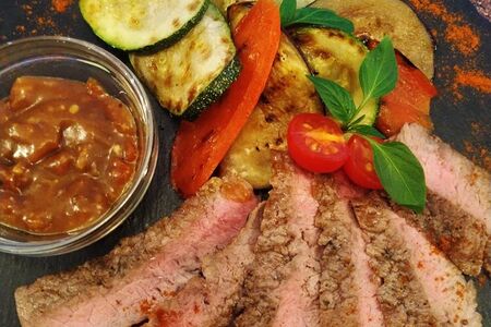 Стейк-салат с соусом блек пепер