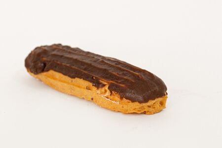 Эклер Заварной крем с шоколадной помадкой