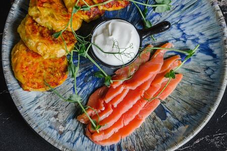 Оладьи из цукини с семгой