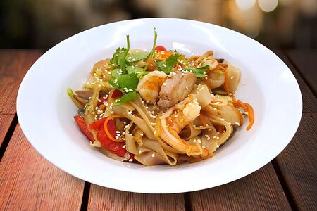 Лапша Wok рисовая с курицей и креветками