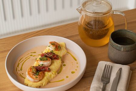 Омлет с креветками и соусом том ям