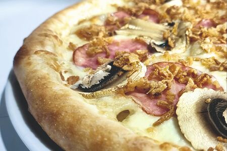 Пицца с беконом, грибами и хрустящим луком