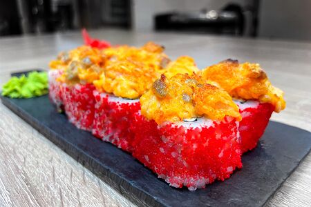 Острый ролл с лососем, запечённый на гриле