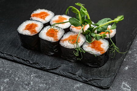 Маки с лососем