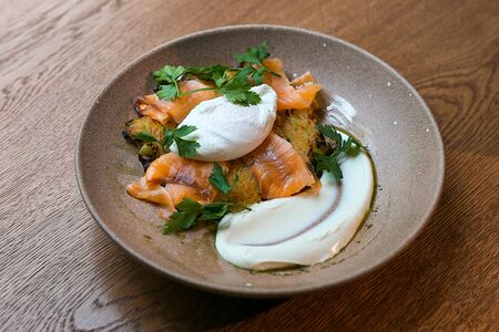 Большой драник с лососем и яйцом пашот