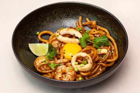 Удон с кальмаром и креветками