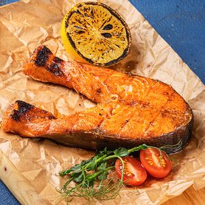 Стейк из красной рыбы на углях