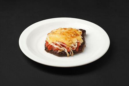 Печень, запеченная с помидорами