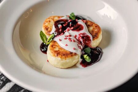 Сырники с вареньем из черной смородины и сметаной