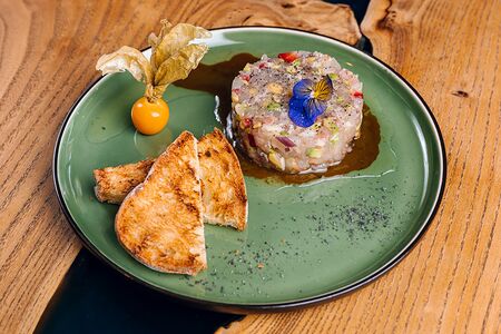 Тартар из дорадо со свежей клубникой