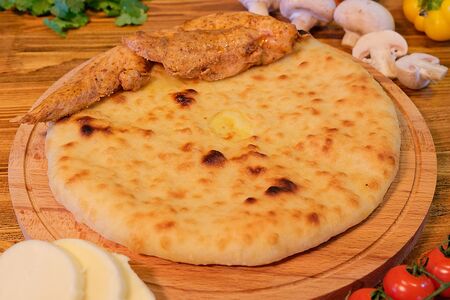 Осетинский пирог с курицей, грибами и сыром