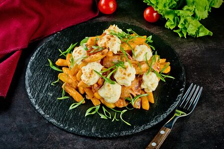 Запеченный картофель с беконом под сыром