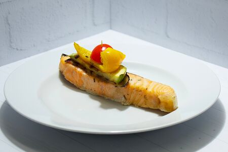 Стейк из семги с овощами на гриле