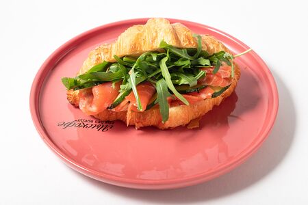 Круассан с лососем