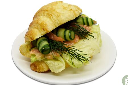 Круассан с лососем