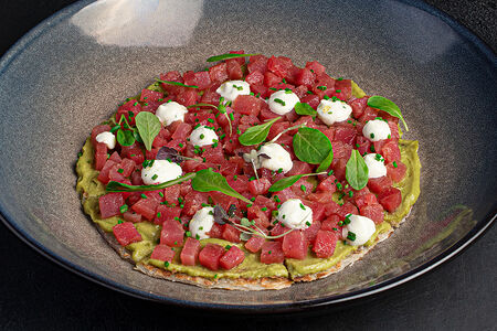 Тартар из тунца на лепешке роти парата