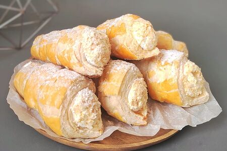 Трубочка с белковым кремом