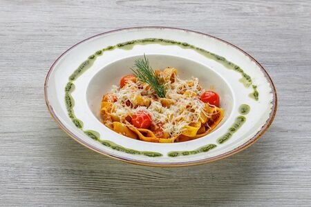 Паста с креветками в томатном соусе