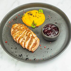 Утиная грудка с кремом из батата и соусом из клюквы